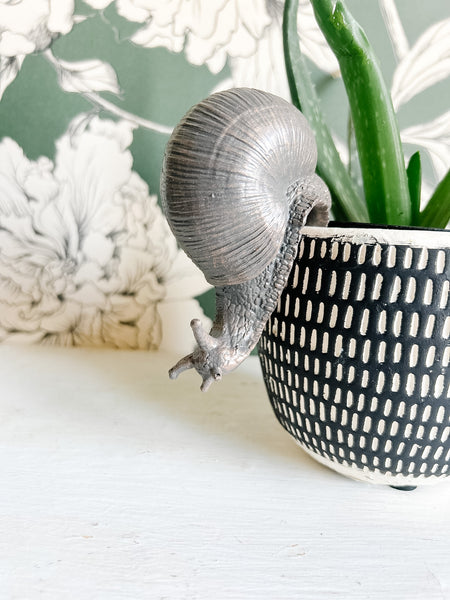 Snail Pot Hugger