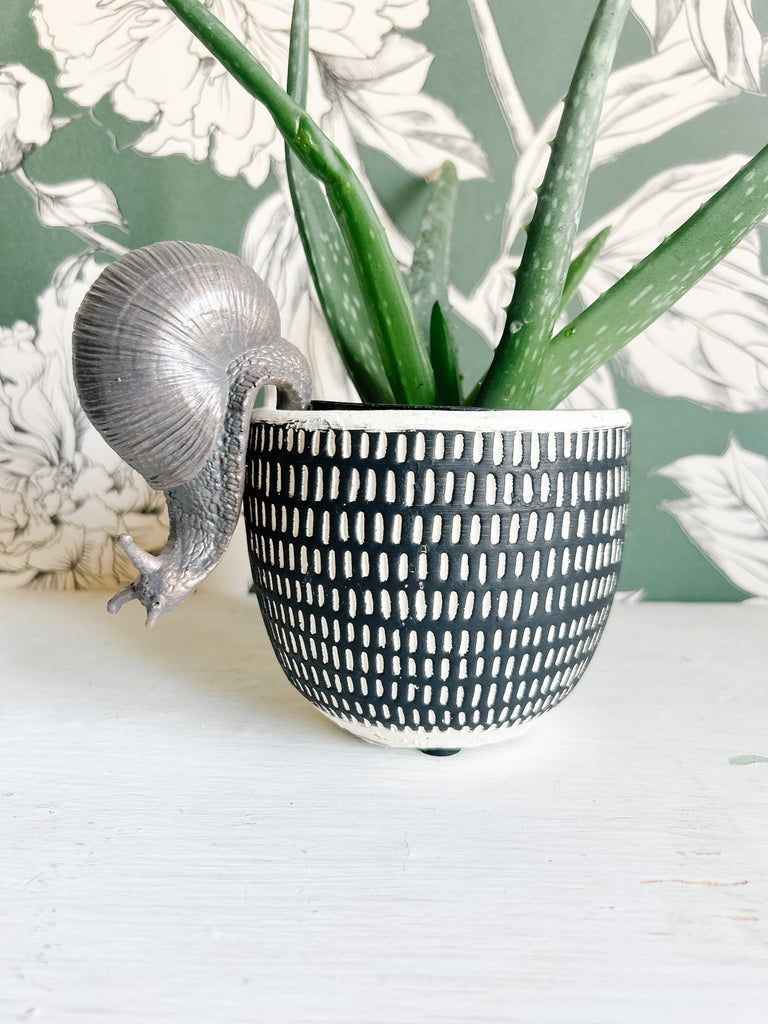 Snail Pot Hugger